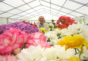 Shepperton Rose show entries with Colin Squire
